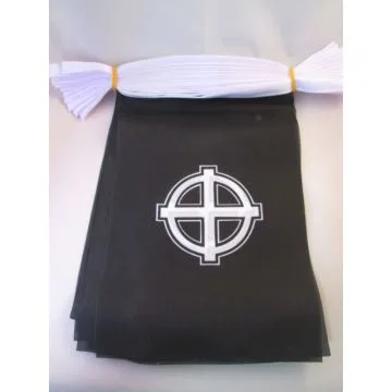 GUIRLANDE 6 mètres 20 DRAPEAUX CROIX CELTIQUE NOIRE 21x15 cm - DRAPEAU AVEC LA CROIX NIMBÉE CHRISTIANNISTE 15 x 21 cm